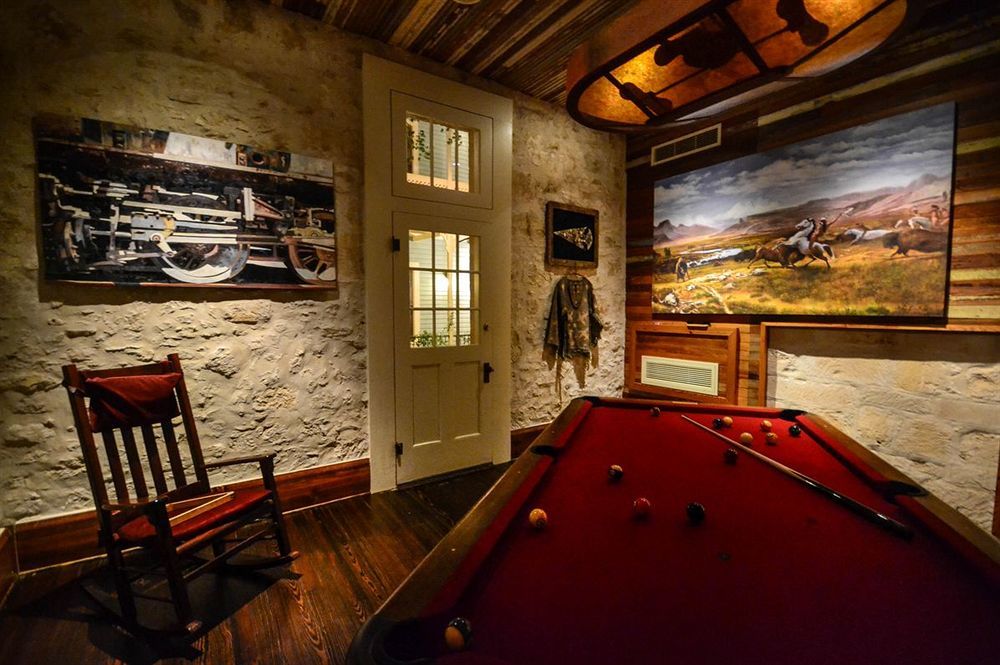 Отель The Legendary Texas Polo Club At Phillip Manor Square Берне Экстерьер фото